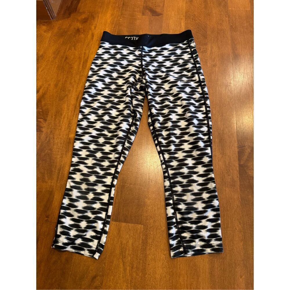 Woman’s Nike dri fit Capri joggers run fast, live fearless size small Capri work
